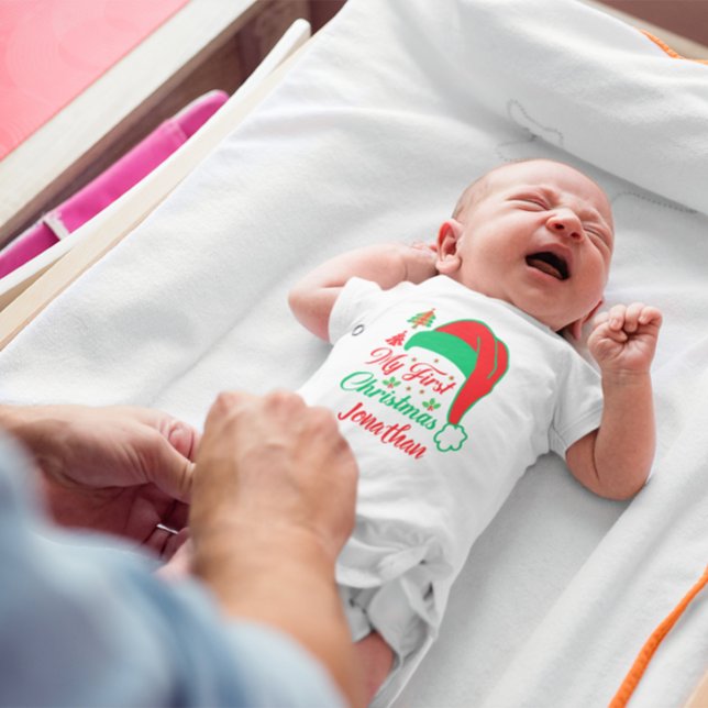 Anpassningsbar Baby: Första jul Träd Red Santa Hat T Shirt (Skapare uppladdad)