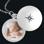 Anpassningsbar Baby Foto och Namn Mors dag Berlockhalsband<br><div class="desc">Perfekt för det nya modern,  anpassa låset med foto och namn. Enkelt och minnesvärt för mors dag,  hennes födelsedag,  julklappar eller vilken dag som helst.</div>