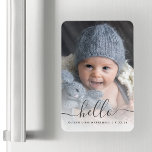 Anpassningsbar Baby Photo Hej Birth Notice Magnet<br><div class="desc">Gratulera till att din nyaste familjemedlem har anlänt med den här knapphändiga magneten, med ord "hej" i handskriptet för elegant av kol-grått, med dekorationer i början och slutet. Anpassa den till baby namn och födelsedatum och byt ut exempelbilden mot ditt favoritfoto från baby. Ett vitt övertoningsfilter hjälper till att göra...</div>