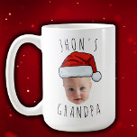 Anpassningsbar Baby Santa Hat-julfoto i Ansikte Kaffemugg<br><div class="desc">Anpassningsbar Baby julfoto, ersätt ansikte i baby med ditt favoritfoto (se till att du har skörd så mycket som möjligt till ansikte och använda en app för att ta bort bakgrunden) och anpassa den här roliga Ansiktet till din unge, Helgdag eller pojkvän på den! Även en roligt och en unik...</div>