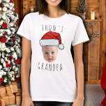 Anpassningsbar Baby Santa Hat-julfoto i Ansikte T Shirt<br><div class="desc">Anpassningsbar Baby Santa Hat-julfoto, ersätt ansikte i baby med ditt favoritfoto (se till att du har skörd så mycket som möjligt till ansikte och använda en app för att ta bort bakgrunden) och anpassa denna roliga julklapp med din unge, Ansikte eller pojkvän på den! Även en roligt och en unik...</div>