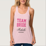 Anpassningsbar bachelorette-tanktop för gruppbrid linne med racerback<br><div class="desc">Personlig Bachelorette Flowy racerback-tanktop för gruppbrud. TeamBride tanktops for brides entourage. Rosa och svart typografi med klut för att bruden ska vara och brudens besättning. Gör dina egna coolor till bröllop, möhippa, bachelorettfest, flickor ute på natten, flickor helg, dam natt, när de gör det, etc. Underbara kläder för kvinnor och...</div>