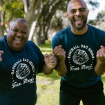 Anpassningsbar Baseball Pappa Squad med Team Namn  T Shirt<br><div class="desc">Höj din speldag stil med vår "Baseball Pappa Squad"-garanti, nu anpassade med lagets namn och nummer! Perfekt för att du stöttar din lilla stöt på diamanten eller fjällar på varje pjäs i T-boll eller softball. Den här anpassningsbarna är viktig för alla stolta basebollbomber mamma. Gå med styrgruppen och visa din...</div>