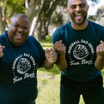 Anpassningsbar Baseball Pappa Squad med Team Namn  T Shirt<br><div class="desc">Höj din speldag stil med vår "Baseball Mamma Squad"-garanti, nu anpassade med lagets namn och nummer! Perfekt för att du stöttar din lilla stöt på diamanten eller fjällar på varje pjäs i T-boll eller softball. Den här anpassningsbarna är viktig för alla stolta basebollbomber mamma. Gå med styrgruppen och visa din...</div>