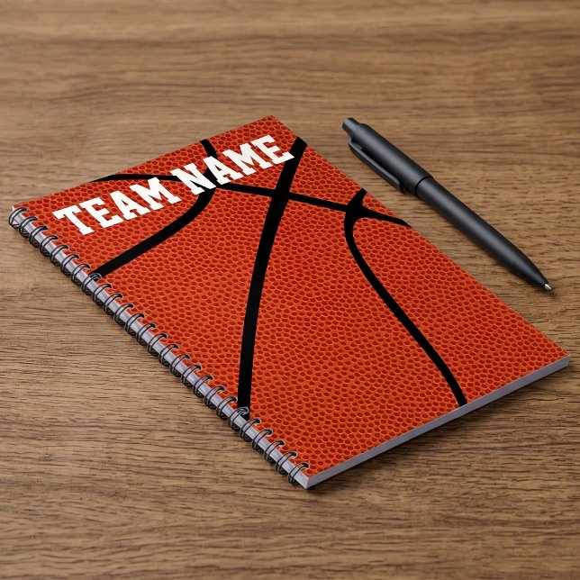 Anpassningsbar Basketball Player, träning eller te Anteckningsbok (Customizable basketball notebook on desk.)