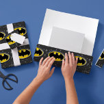 Anpassningsbar Batman Logotyp jul Snowflake Presentpapper<br><div class="desc">Backa dina presenter i Gotham stil med Anpassningsbarna Batman Logotyp Julskålen Snowflake Wrapping Papper, med den ikoniska fladdermus-emblem som omges av festive snöflingor. Detta högkvalitativa papper kombinerar superhjälteflair med helgdag cheer, skapar det perfekt för Batman fläkt i alla åldrar. Anpassa den med ett eget namn eller ett eget meddelande för...</div>