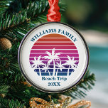 Anpassningsbar Beach Resa Keepsaké Rosa Handflatan Julgransprydnad Metall<br><div class="desc">Coola anpassningsbar strand solnedgång är prydnadsföremål för ett målbröllop eller resa till en ö. Cute personlig presenter eller familjeåterföreningsgåvor med söt rosa framför vackra handflatan träd.</div>