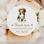 Anpassningsbar Beagle Hund Wedding Favor Stickers Runt Klistermärke<br><div class="desc">Fira din speciella dag med den här söta anpassningsbarna hund bröllopsklistermärken. Många raser finns i min butik. Anpassa med husets namn.</div>