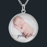 Anpassningsbar bebisfoto, "tacksamt" skrivar sterling silver halsband<br><div class="desc">Uppsättning ett favorit- foto av din bebis inom detta hänge. Ord "som är tacksamt" i en elegant,  skrivar är förlagt längst ner som påminner dig av detta speciella ord och det älskade barnet. En underbar gåva.</div>