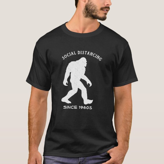 Anpassningsbar Big Foot: Social Avstånd i Stil, Lu T Shirt (Framsida)