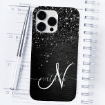 Anpassningsbar Black Glitter Gnistra Monogram<br><div class="desc">Anpassa enkelt den här eleganten av trendig-höljet med söt svart mousserande glitter på en svart,  borstad metallisk bakgrund.</div>