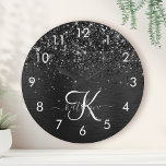 Anpassningsbar Black Glitter Gnistra Monogram Rund Klocka<br><div class="desc">Anpassa enkelt det här trendigets elegant-dygnsdesign med söt svart mousserande glitter på en svart,  borstad metallisk bakgrund.</div>