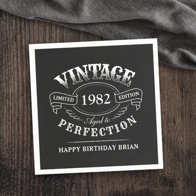 Anpassningsbar Black Vintage Åldras till prefektio Pappersservett (Custom Black Vintage Aged To Perfection birthday Napkins)