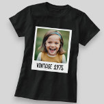 Anpassningsbar Black Vintage Milestone Birthday Ph T Shirt<br><div class="desc">Fira en speciell milstolpe-födelsedag med anpassningsbarna svart vintage t-shirt. Designad med en snyggt-reflexbild kan du anpassa den med ett foto, namn och en ålder för en verkligt unik keepé. Perfekt för milstolpe-firande som 30, 40, 50, 60 och senare. En roligt party-utrustning och en meningsfull gåva som kommer att uppskattas långt...</div>
