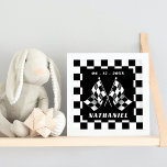 Anpassningsbar Black White Checkered Flaggor Squar Poster<br><div class="desc">Coolans svarta och vita tävla med mönster-design. Med utrymme att anpassa eller anpassa sig med valfritt namn och födelsedatum. Den här typen av snyggt-hipster är gjord för tävling bil och motorsport älskare,  go-kart tävla fläkt,  dirt-cykelchamp,  och alla andra som kör bil-,  bil- och bilsport i kärlek.</div>
