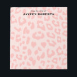 Anpassningsbar Blek Rosa Leopard Skriv ut Anteckningsblock<br><div class="desc">En stor  mönster av leopardutskrifter får en modern vändning i blekens rosa. Anpassa anpassningsbarnas monogram och ge en personlig gåva till dig själv eller någon som du kärlek. ©2014 är alla höger reserverade.</div>