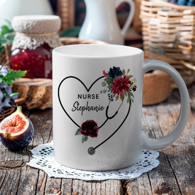 Anpassningsbar Blommigt Stetoscope Heart Kaffemugg (Show a nurse some love with this personalized heart-shaped stethoscope with watercolor florals.)