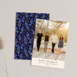 Anpassningsbar Blue Black botaniskt minimalistiskt Julkort<br><div class="desc">Skicka varmt helgdag till dina vänner och familj med de vackra lodräna,  som innehåller ditt familjefoto på framsidan och en snyggt botaniskt mönster i blått och svart på baksidan. Perfekt för att tillföra lite elegans till dina semesterhälsningar. De här korten är ett tänkvärt och personlig sätt att fira säsongen!</div>