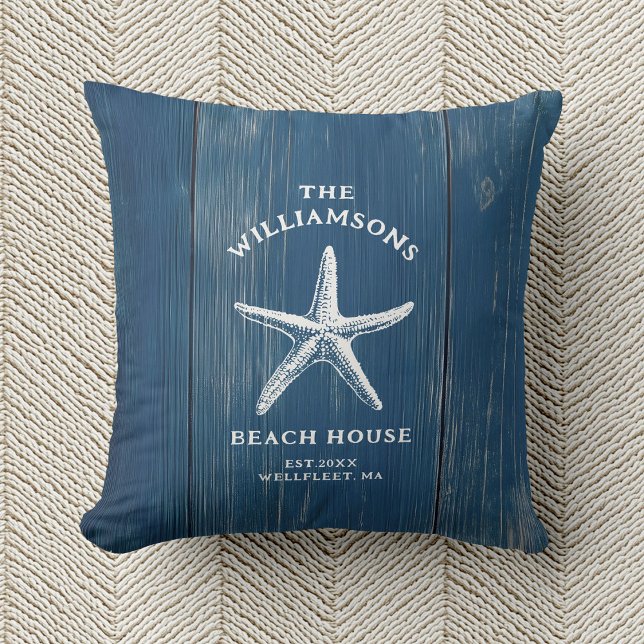Anpassningsbar Blue Coastal Starfish Beach House Kudde (A blue pillow with a white starfish and text reading "The Williamsons Beach House" rests on beige)