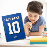 Anpassningsbar Blue Last Name Sports Jersey Number Anteckningsbok<br><div class="desc">Namn,  antal och skugga är anpassade så att du kan göra en sportig,  men ändå användbar bärbar dator unik och matcha ditt favoritidrottslag färg eller rumsdekoration. Blå bakgrund.</div>