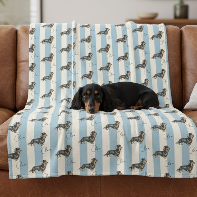 Anpassningsbar Blue Rand Dachshund Pet Namn Fleecefilt (Get cozy with this "Custom Blue Stripe Dachshund Pet Name Fleece Blanket"!)