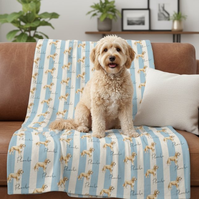 Anpassningsbar Blue Rand Golden Doodle Pet Namn Fleecefilt (Get cozy with this "Custom Blue Stripe Golden Doodle Pet Name Fleece Blanket"!)