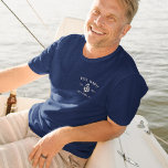 Anpassningsbar Boat Namn | Rustic Anchor T Shirt<br><div class="desc">Visa din status som kapten (eller första kompis) med coolan anpassad design. Klassiskt nautiska stil har namn,  år och fraktens register i rustiskt vita bokstäver med en ankarillustration. Utformningen visas på framfickan och tvärs över baksidan.</div>