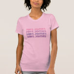 Anpassningsbar bröllop brude ny namn t-skjorta t shirt<br><div class="desc">Låt världen känna till din nya namn! perfekt för smekmånad,  nylott,  möhippa eller förlovning duschgåva 4 linjer text i coola-reflexteckensnitt. Varje rad kan ändras i använda till verktygen för ytterligare designändringar. Tycker du om teckensnittet eller färg? ändra dem! toppen är lätt med Zazzle och deras utformning verktyg!</div>