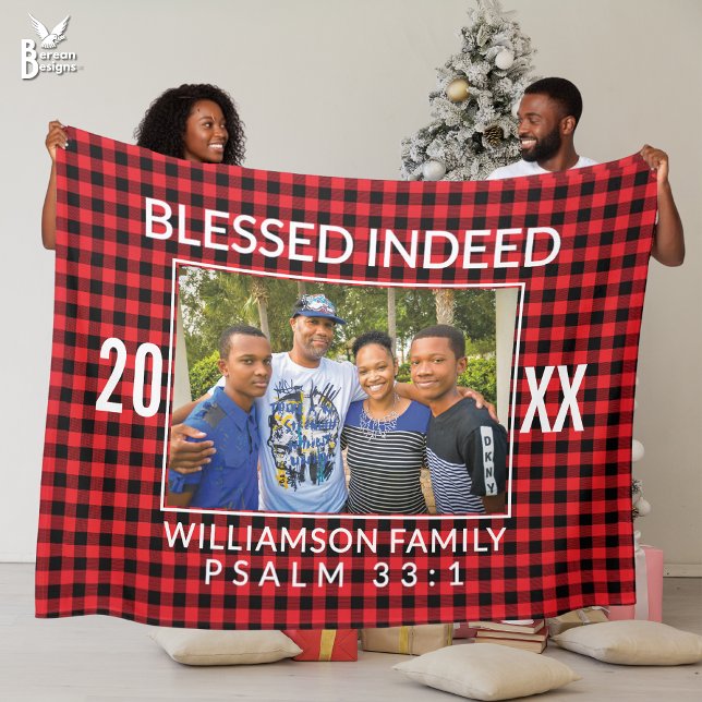 Anpassningsbar Buffalo Play Family Christian-jul Fleecefilt (Cozy buffalo plaid CHRISTMAS FAMILY PHOTO BLANKET w/ customizable photo and text. Ideal family gift)