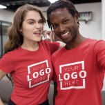 Anpassningsbar Business Corporate Logotyp Employee T Shirt<br><div class="desc">Befordra ditt företag på din t-shirt, vart du än går. Skapa din egen anpassningsbar märkt t-shirt med din egen logotyp. Utskriften kan placeras på framsidan, i fickan och baksidan. Genom att ta med sig säljfrämjande t-shirts med din logotyp på handelsevenemang och andra företagsevenemang kan du känna igen medlemmar i ditt...</div>