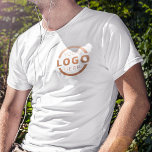 Anpassningsbar Business Corporate Logotyp Employee T Shirt<br><div class="desc">Befordra ditt företag på din t-shirt, vart du än går. Skapa din egen anpassningsbar märkt t-shirt med din egen logotyp. Utskriften kan placeras på framsidan, i fickan och baksidan. Genom att ta med sig säljfrämjande t-shirts med din logotyp på handelsevenemang och andra företagsevenemang kan du känna igen medlemmar i ditt...</div>