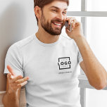 Anpassningsbar Business Corporate Logotyp Employee T Shirt<br><div class="desc">Befordra ditt företag på din t-shirt, vart du än går. Skapa din egen anpassningsbar märkt t-shirt med din egen logotyp. Utskriften kan placeras på framsidan, i fickan och baksidan. Genom att ta med sig säljfrämjande t-shirts med din logotyp på handelsevenemang och andra företagsevenemang kan du känna igen medlemmar i ditt...</div>