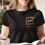 Anpassningsbar Business Corporate Logotyp Employee T Shirt<br><div class="desc">Befordra ditt företag på din t-shirt, vart du än går. Skapa din egen anpassningsbar märkt t-shirt med din egen logotyp. Utskriften kan placeras på framsidan, i fickan och baksidan. Genom att ta med sig säljfrämjande t-shirts med din logotyp på handelsevenemang och andra företagsevenemang kan du känna igen medlemmar i ditt...</div>