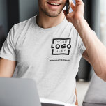 Anpassningsbar Business Corporate Logotyp Employee T Shirt<br><div class="desc">Befordra ditt företag på din t-shirt, vart du än går. Skapa din egen anpassningsbar märkt t-shirt med din egen logotyp. Utskriften kan placeras på framsidan, i fickan och baksidan. Genom att ta med sig säljfrämjande t-shirts med din logotyp på handelsevenemang och andra företagsevenemang kan du känna igen medlemmar i ditt...</div>