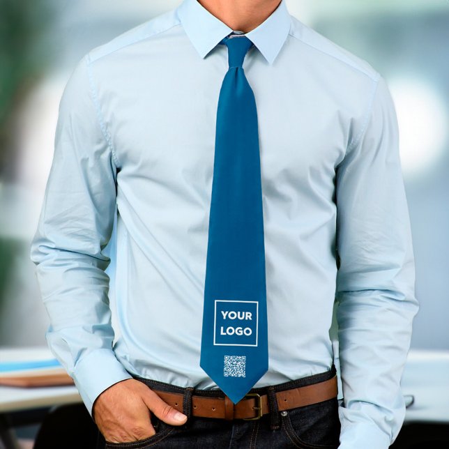 Anpassningsbar Business Logotyp QR-kod på Blue 2 S Slips (Custom Business Logo QR Code on Blue 2 Sided Neck Tie, tied, in situ)