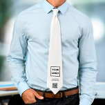 Anpassningsbar Business Logotyp QR-kodtext på vit Slips<br><div class="desc">Skapa din egen professionell med märkesnamn med företagets logotyp, namn och webbplats och en anpassningsbar QR-kod på vit bakgrund. Ersätt exempellänken logotyp, text och URL med din egen i sidlisten. Logotypen kan vara cirkelformad, fyrkantig eller annan form och vilken färg som helst. Ladda upp en version på en genomskinlig bakgrund...</div>