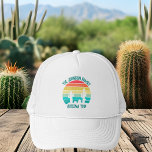 Anpassningsbar Cactus Sunset Arizona Desert Resa Keps<br><div class="desc">Den här coolan ger solnedgång som anpassas till din familj namn för en resa till Phoenix Arizona eller en annan ökenoasistad. Personligens semesterhattar i roligt,   och orange färg med grym anpassningsbar-skript.</div>