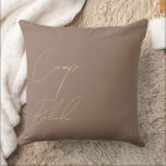 Anpassningsbar Camp Bride Mocha Mousse Kudde<br><div class="desc">Lägg till lite mysigt elegans till din bachelorette firande med denna personlig Camp Bride-kudde i Färg 2025 Mocha Mousse färg. Med snyggt Cream Tan-skripttext är den här kudden en perfekt keepsaké eller décor biet för rustik,  naturinspirerad möhippa firande. Anpassa den med briden-to-be-namn för en unik beröring.</div>