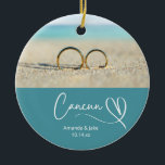 Anpassningsbar Cancun Destination Beach Wedding Julgransprydnad Keramik<br><div class="desc">Cute personalizable Cancun bröllopsförmån. Anpassning: Ändra brid och groom-namn och datum för att göra det unikt.</div>