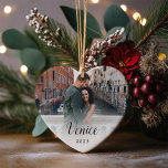 Anpassningsbar Caption Honeymoon Photo Julgransprydnad Keramik<br><div class="desc">Minneshögtid din smekmånad eller en speciell semester med den här eleganten med ett foto på vardera sidan. Anpassa med anpassningsbarnas bildtext med två linjer anpassningsbar på vardera sidan,  med svarta bokstäver på ett rent vitt överlägg.</div>