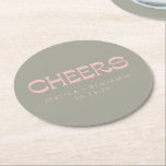 Anpassningsbar Cheers Sage Grönt Rosa Chic Modern  Underlägg Papper Rund<br><div class="desc">En chic bröllop underlägg med en mjuk grönt med vintage-inspirerad typografi i  rosa. Anpassade med namn och ett datum. Den här eleganten är perfekt för bröllopsmottagningar,  möhippor eller firande på årsdagen. En snyggt för gästerna att minnas den speciella dagen.</div>