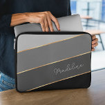 Anpassningsbar Chic Mörk Medium Light Grått Rand A Laptop Fodral<br><div class="desc">Behålla den nya elektroniska enheten säker från skruvar och repor med den snyggt skyddande contemporaryn svart, mörk medium och vatten färgad strimlad grått-resistent neoprene laptop sleeve med blixtlås. Med utrymme att anpassa med namn, monogram eller initialer efter eget val. Vacker, modern och coola täckning för den trendomsavundna och konsthungande höftledaren,...</div>