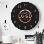 Anpassningsbar Company Logotyp Promotional Branded Stor Klocka<br><div class="desc">Lägg till anpassningsbarnas företagsföretagets logotyp för att skapa en unik väggklocka. Gör en underbar reklamannons eller företagspresentation till kunder,  säljare,  anställda eller andra speciella. Välj mellan olika klockformer och klockstorlekar. Ingen minsta kvantitet,  inga installationsavgifter.</div>