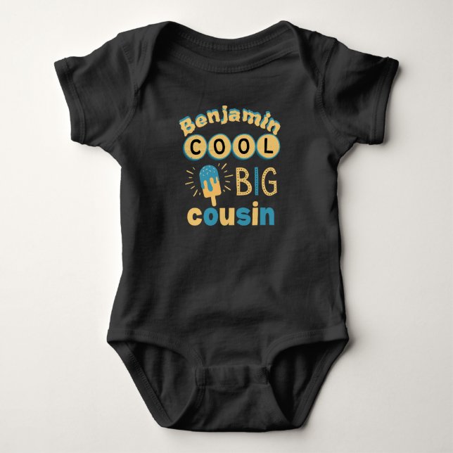 Anpassningsbar Coola Big Cousin Baby Bodykostym T Shirt (Framsida)
