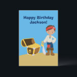 Anpassningsbar Coola Pirat Boy Kids Grattis på föd<br><div class="desc">En söt pirat-pojke som stod på en strand bredvid en skattkista fullt av guld på havet bredvid havet. Han bär en bandana som en coola bucklare. Underbart personlig födelsedagskort för barn. Anpassningsbar gjord med ditt barns namn.</div>