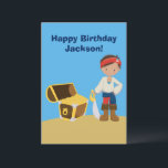 Anpassningsbar Coola Pirat Boy Kids Grattis på föd<br><div class="desc">En söt pirat-pojke som stod på en strand bredvid en skattkista fullt av guld på havet bredvid havet. Han bär en bandana som en coola bucklare. Underbart personlig födelsedagskort för barn. Anpassningsbar gjord med ditt barns namn.</div>