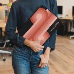 Anpassningsbar Coral Red  Rosa Retro Art Mönster Laptop Fodral<br><div class="desc">Om du är tittar för ett laptop sleeve som kan skydda din bärbara dator och visa upp stil kanske du vill checka ut anpassadet laptop sleeve. Den här sleeven har en vacker contemporary röd, korallfärgad orange och geometriska cirklar av rosa och linjer mönster mot svart bakgrund. Utformningen är inspirerad av...</div>