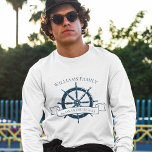 Anpassningsbar Cruise Frakt Nautical Wheel Långärm T Shirt<br><div class="desc">Chic anpassningsbar: långärmad på sommarsemester t-shirts till din strandkryssning på havet med en marin blå styrratt. Denna nautiska tematiska utformning är perfekt för klassliknande familjeåterförening till minne av speciella resa. Anpassa med ditt efternamn och år.</div>