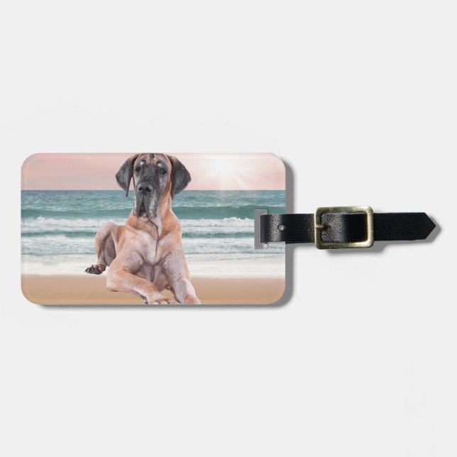 Anpassningsbar Cute Great dane Hund Sitta vid Beac Bagagebricka (Horisontell Framsida)