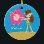 Anpassningsbar Cute Hula Girl Beach Julgransprydnad Keramik<br><div class="desc">Kute Hawaiianska stranden stil har en julklapp med en hula dancer framför vackra blå himmel och sandbakgrunder tillsammans med en stor rosa hibiscus-blomma. Anpassa den här söt rumsdekorationen för ett strandhus och anpassa med ditt barns namn eller annan text. Beställ din lilla flicka idag!</div>